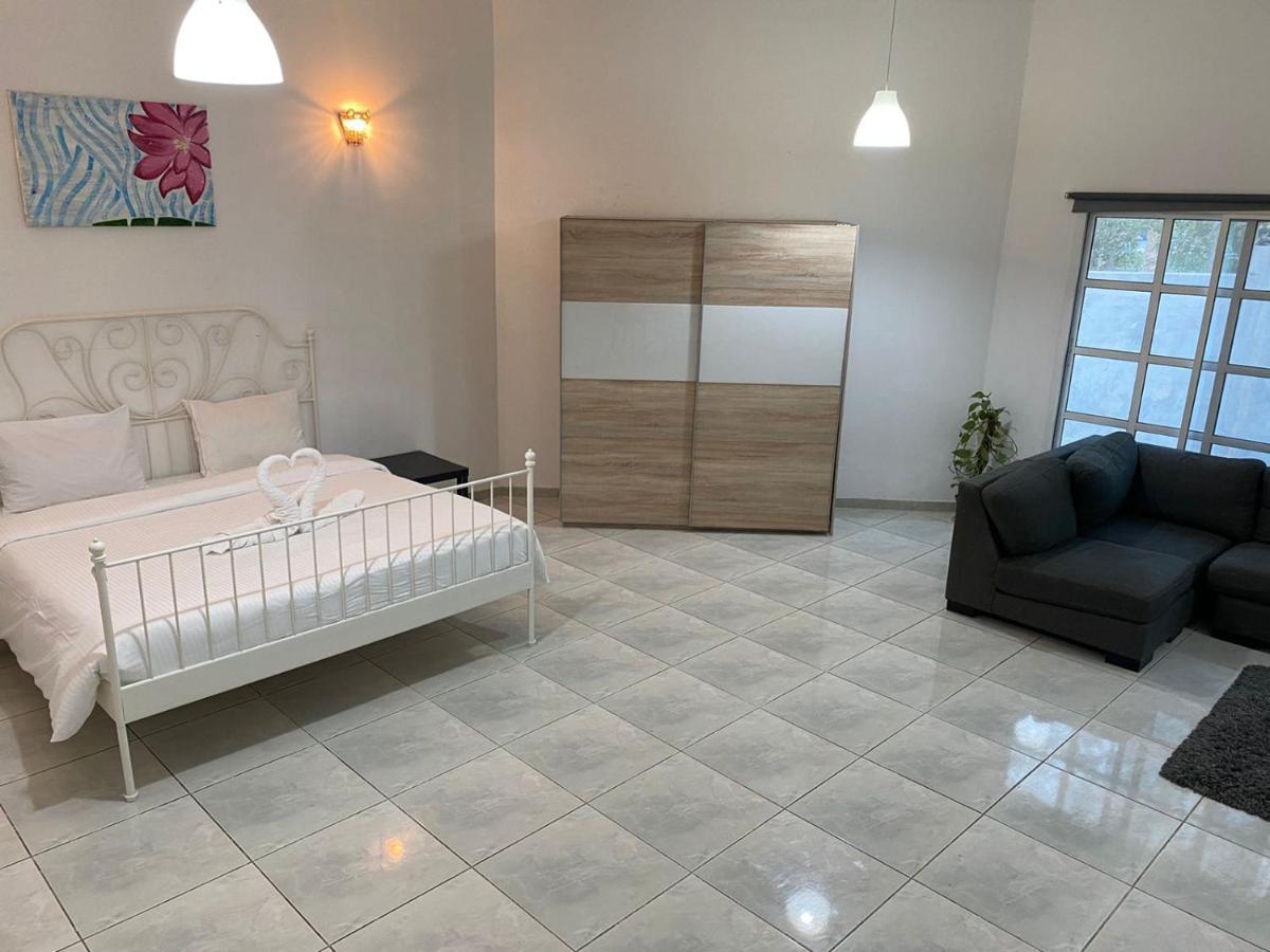 Comfortable Private Rooms In Compound Housing Dubai Exterior photo