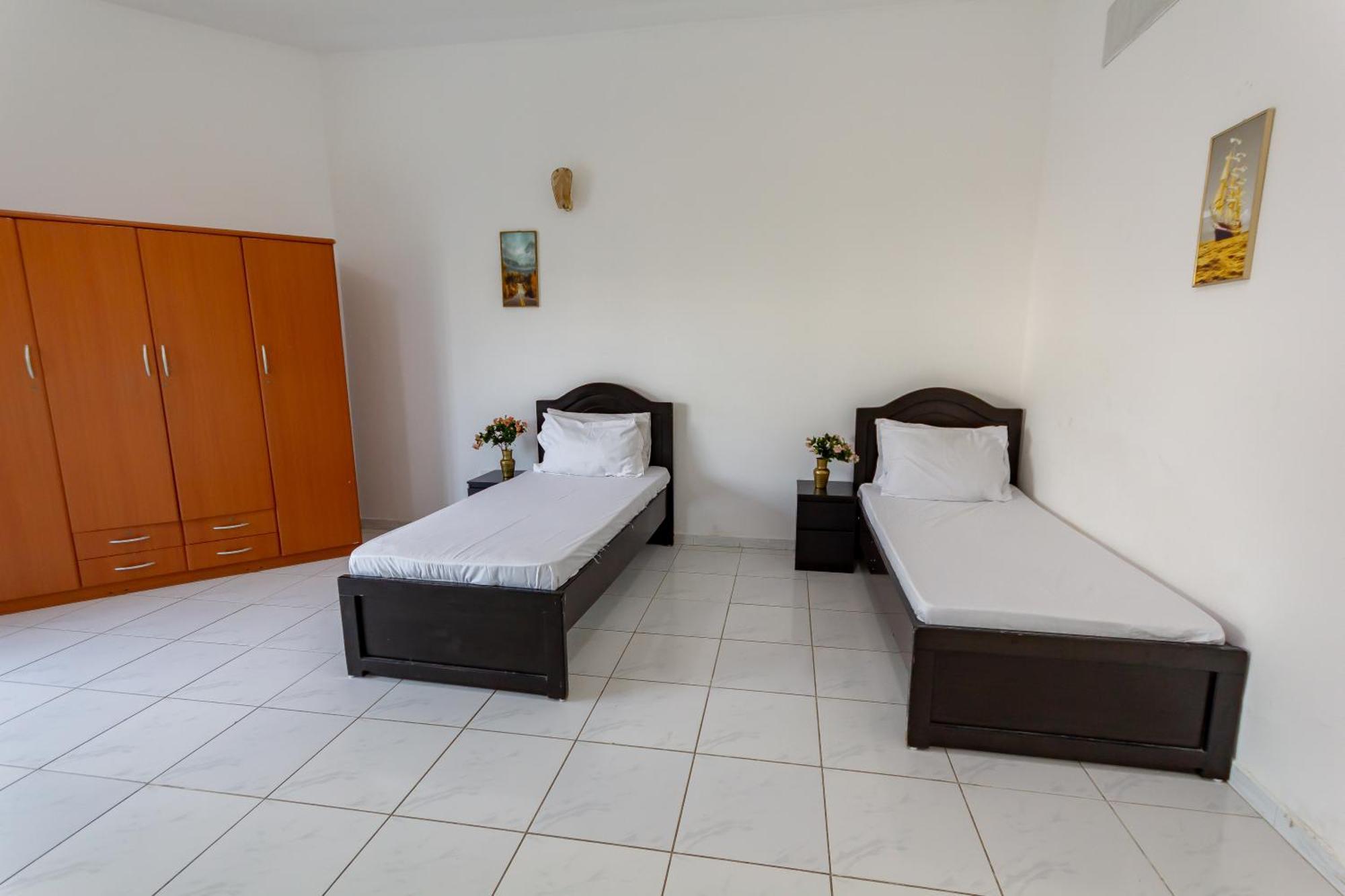 Comfortable Private Rooms In Compound Housing Dubai Exterior photo